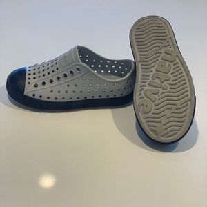 Native water shoes / grey and navy